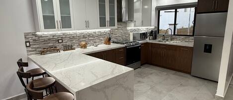 Réfrigérateur, micro-ondes, four, plaque de cuisson