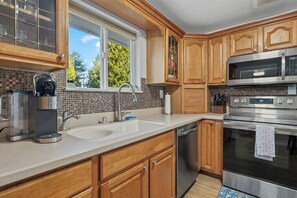 冷蔵庫、電子レンジ、オーブン、コンロ