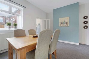 Dining - 2BR in Brighton Road with WiFi, Parking, Smart TV (Darlington)