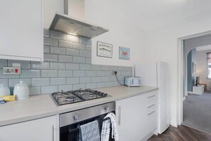 Fridge, microwave, oven, stovetop - 2BR in Brighton Road with WiFi, Parking, Smart TV (Darlington)
