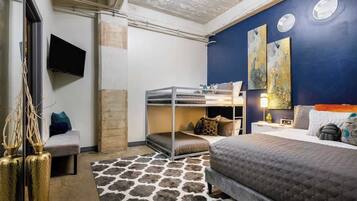 1 habitación, tabla de planchar con plancha y cuna de viaje