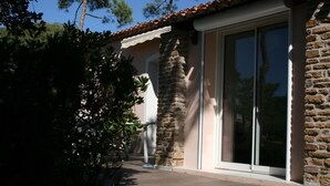 Ein Gebäude mit einer steinernen Fassade, großen Glasschiebetüren und einem Holzboden.