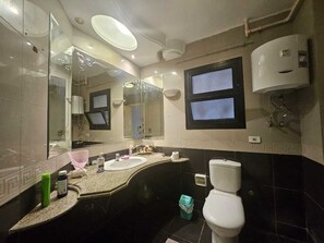 Pyyhkeet, saippua, vessapaperi