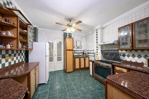 Kjøleskap, ovn, kokeplater og oppvaskmaskin