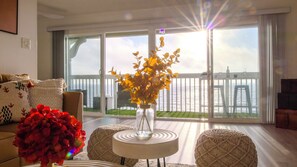 TV - Oceanfront 2 Bed 2 Bath, 2 Parking Spots, Lovely View (Redondo Beach)