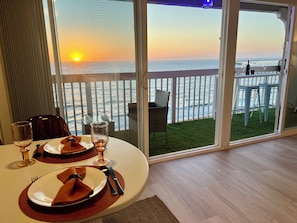 Dining - Oceanfront 2 Bed 2 Bath, 2 Parking Spots, Lovely View (Redondo Beach)