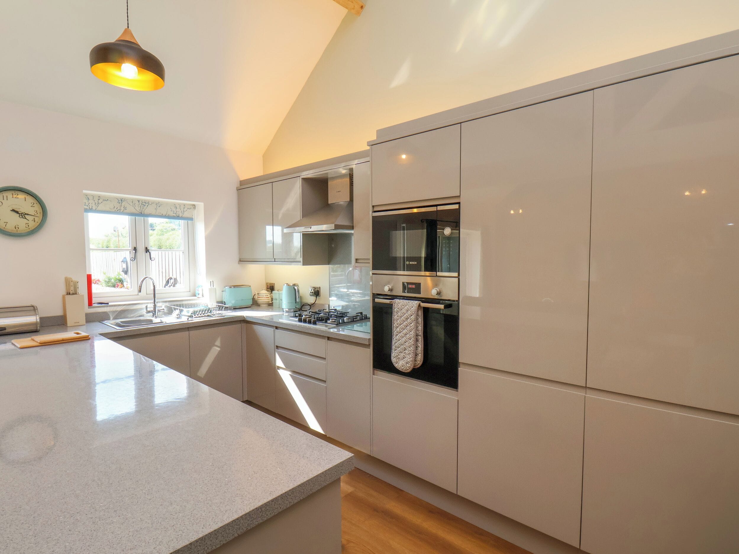 Geladeira, lava-louças, chaleira elétrica, torradeira