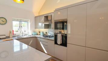 Geladeira, lava-louças, chaleira elétrica, torradeira