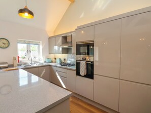 Fridge, dishwasher, electric kettle, toaster - Lottie's Cottage at Broadings Farm (Whitby)