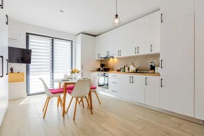 Fridge, microwave, oven, stovetop - ATENEO - Studio DeLuxe MODERN Apartment, BIG Balcony, Plus FREE Parking (Timișoara)