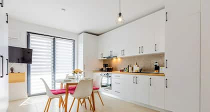 ATENEO - Studio DeLuxe MODERN Apartment, BIG Balcony, Plus FREE Parking