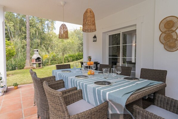Outdoor dining - Villa Olivo de Calahonda (Sitio de Calahonda)