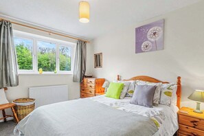 2 bedrooms, iron/ironing board, free WiFi, bed sheets