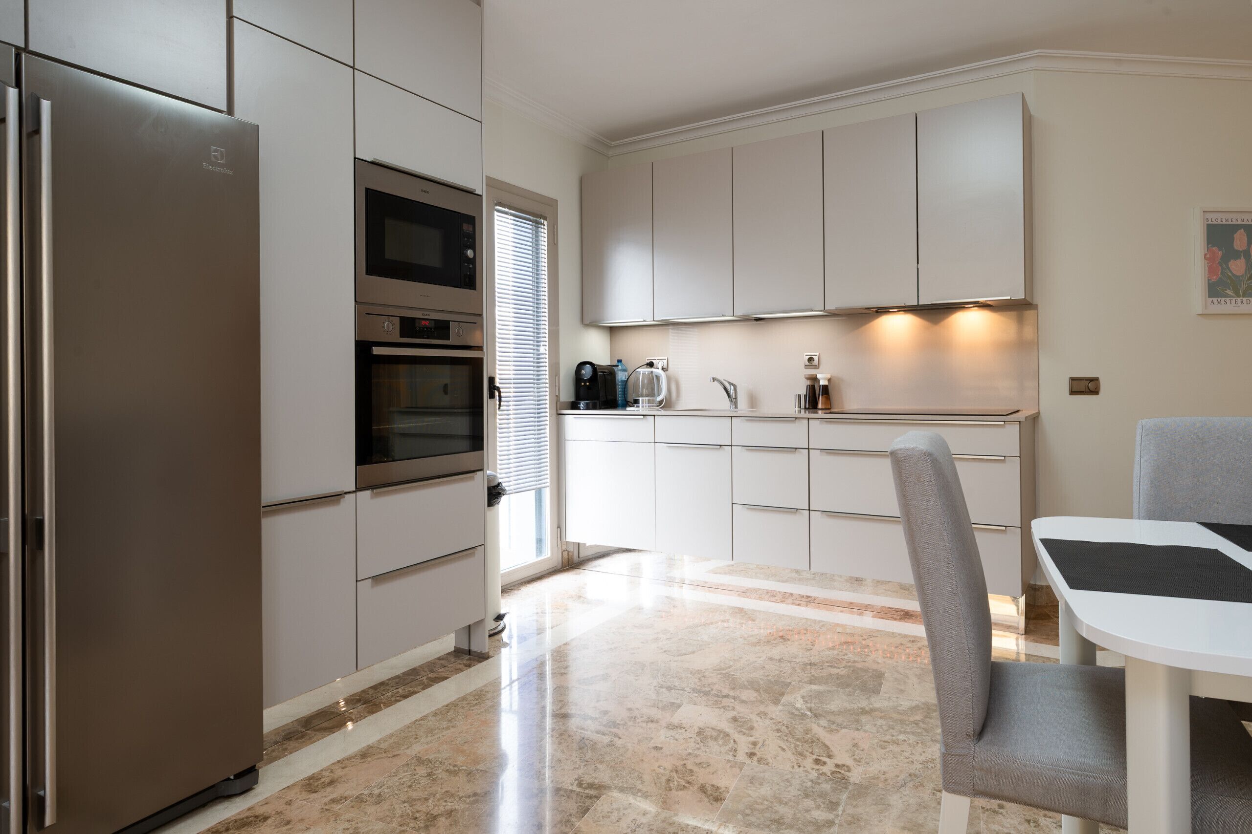 Kühlschrank, Mikrowelle, Ofen, Geschirrspüler