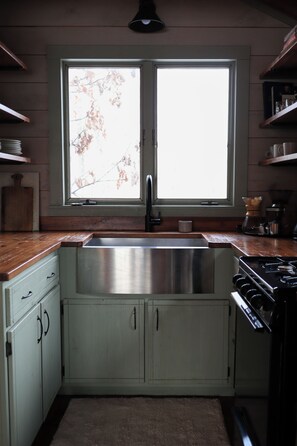 Fridge, oven, stovetop, coffee/tea maker - Pine House MN / Cozy Cabin Nestled In Chippewa National Forest (Akeley)