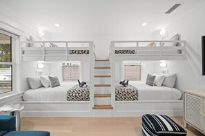 6 bedrooms, desk, iron/ironing board, travel crib
