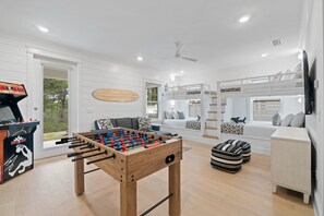 6 slaapkamers, een bureau, een strijkplank/strijkijzer, reisbedje