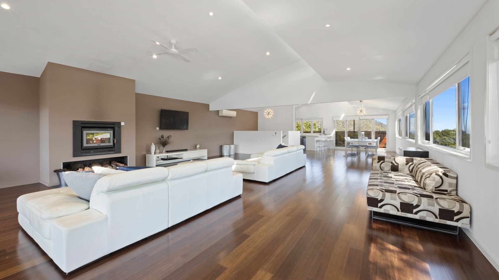 Una Smart TV, una chimenea, libros