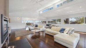 Smart-TV, peis og bøker