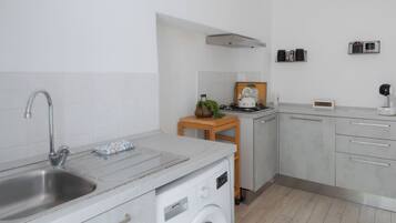 Refrigerador, parrilla de estufa, utensilios de cocina y condimentos