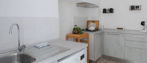 冷蔵庫、コンロ、調理器具と食器、香辛料