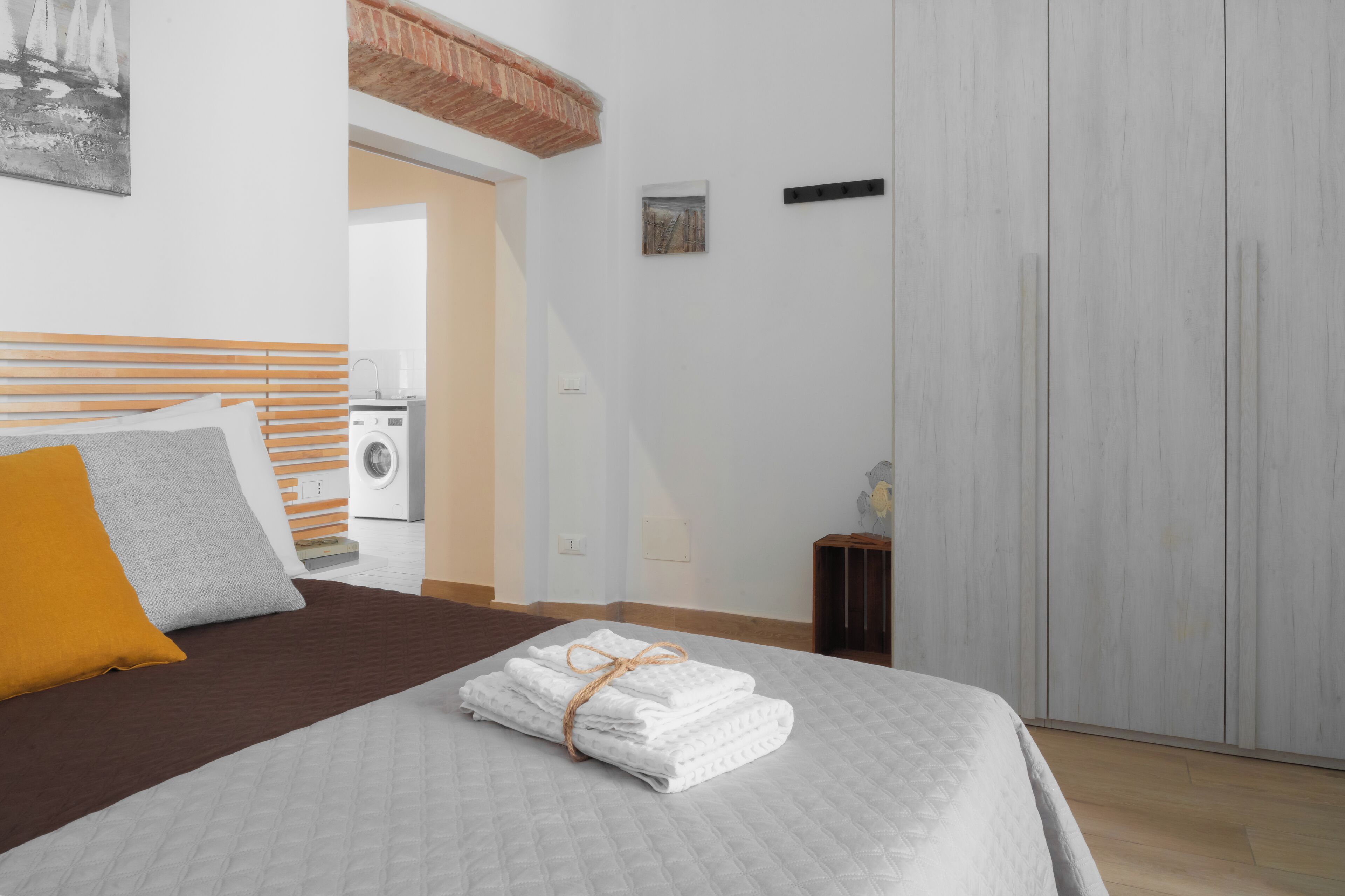 Ein Schlafzimmer mit einem Bett, einer Waschmaschine und einem Kleiderschrank.