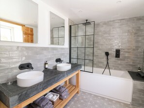 Cottage | Badkamer | Een douche