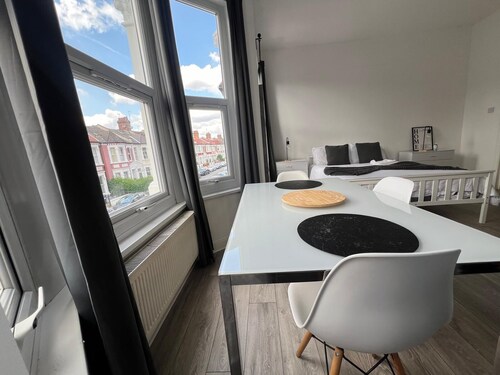 King size room 5 min from Westfield London (quarto 3)