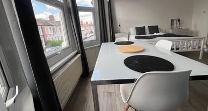 King size room 5 min from Westfield London (quarto 3)