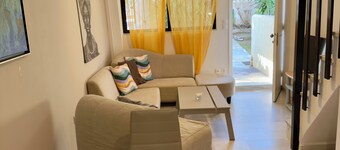 2' from Beach - Cozy & Renovated Maisonette