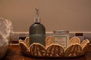 Serviettes fournies, savon, papier toilette
