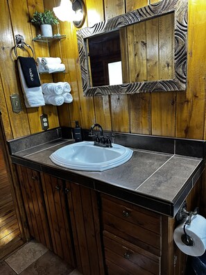 Shower, hair dryer, towels, soap - Cozy rustic cabin in the beautiful moose mountains. At Kenosee Lake Saskatchewan (Kenosee Lake)