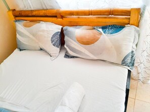 デスク、アイロン / アイロン台、WiFi (無料)、ベッドシーツ