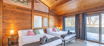 Lux Lakeside |Slps20| Pool+GolfSim+HotTub+Karaoke+Gym+Sauna