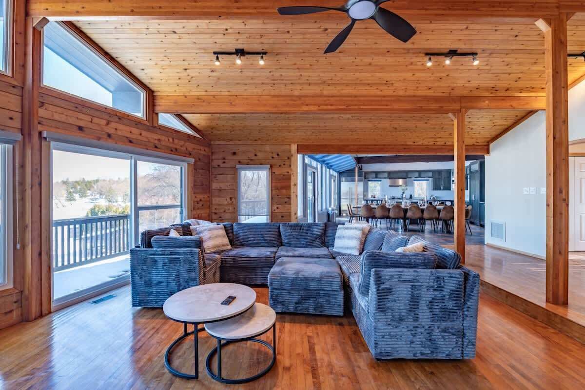 Smart TV, chimenea, videojuegos, oficina