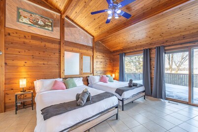 Lux Lakeside |Slps20| Pool+GolfSim+HotTub+Karaoke+Gym+Sauna
