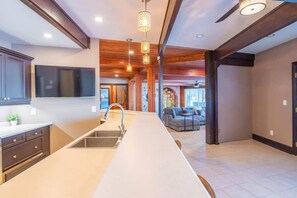 Interior - Lakeside Retreat - Pool+GolfSim+HotTub+Sauna+Gym (Peterborough)