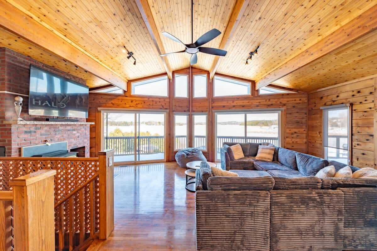 Älytelevisio, takka, videopelejä, työhuone