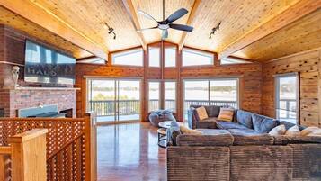 Älytelevisio, takka, videopelejä, työhuone