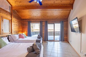 5 bedrooms, iron/ironing board, free WiFi, bed sheets - Lakeside Retreat - Pool+GolfSim+HotTub+Sauna+Gym (Peterborough)