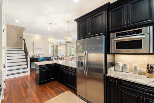 Sunset Vibes 30A, 10 minute walk to beach, screened-in porch, community pool.