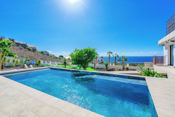 室内游泳池,室外游泳池