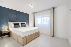 5 chambres, coffres-forts dans les chambres, fer et planche à repasser