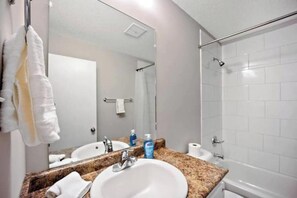 Toallas, jabón, papel de baño 