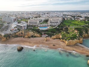 På stranden och strandhanddukar