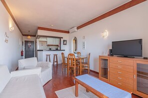 TV - Huniky 36 - Two-bedroom apartment with pool, Wi-Fi, air con and sea view. (Lagos)