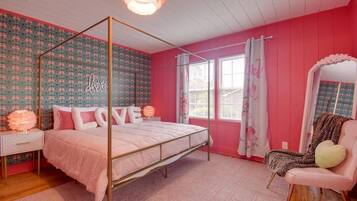 4 bedrooms, iron/ironing board, WiFi, bed sheets