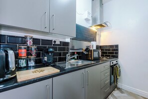 Réfrigérateur, micro-ondes, four, plaque de cuisson