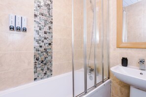 Haartrockner, Handtücher, Seife, Toilettenpapier