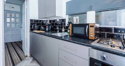 Gorgeous 2 bed house, sleeps 4, free parking, pet friendly